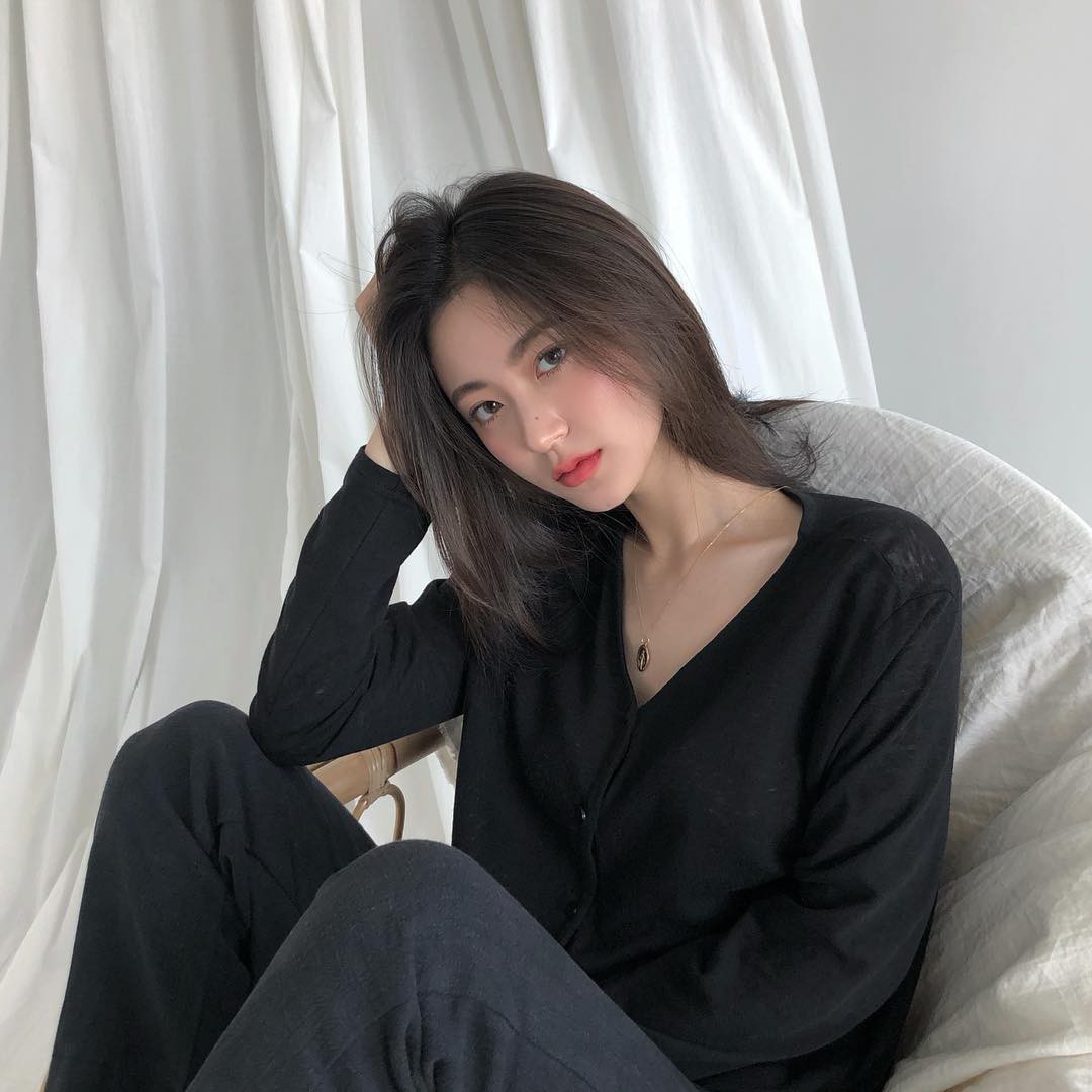 Sở hữu nhan sắc vừa mong manh vừa cá tính, cô nàng 22 tuổi trở thành nàng thơ giới lookbook Hàn