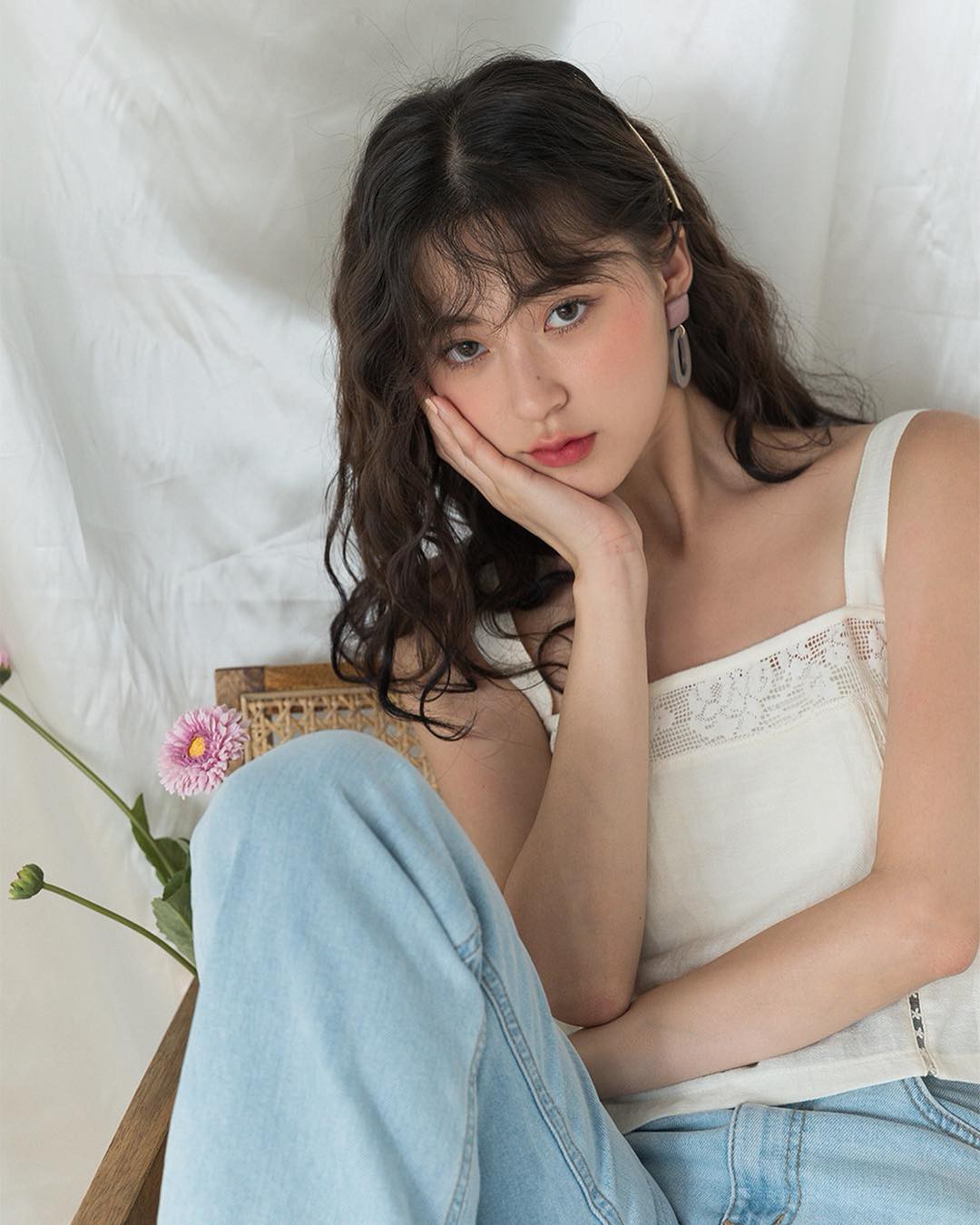 Sở hữu nhan sắc vừa mong manh vừa cá tính, cô nàng 22 tuổi trở thành nàng thơ giới lookbook Hàn Sở hữu nhan sắc vừa mong manh vừa cá tính, cô nàng 22 tuổi trở thành nàng thơ giới lookbook Hàn