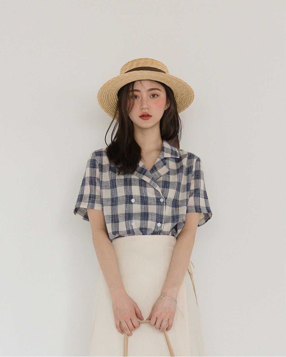 Sở hữu nhan sắc vừa mong manh vừa cá tính, cô nàng 22 tuổi trở thành nàng thơ giới lookbook Hàn