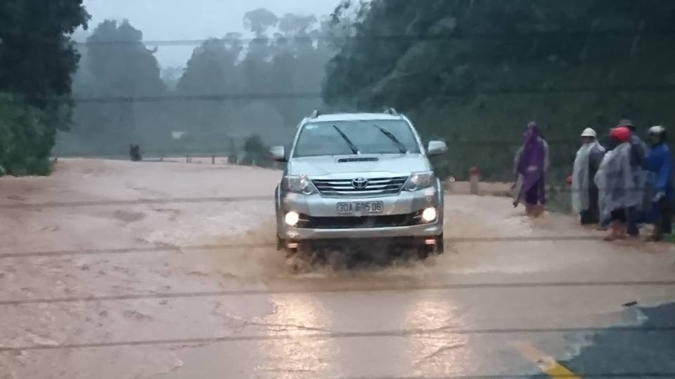 Đất đá đổ ập, vùi lấp quốc lộ 6 ở Sơn La