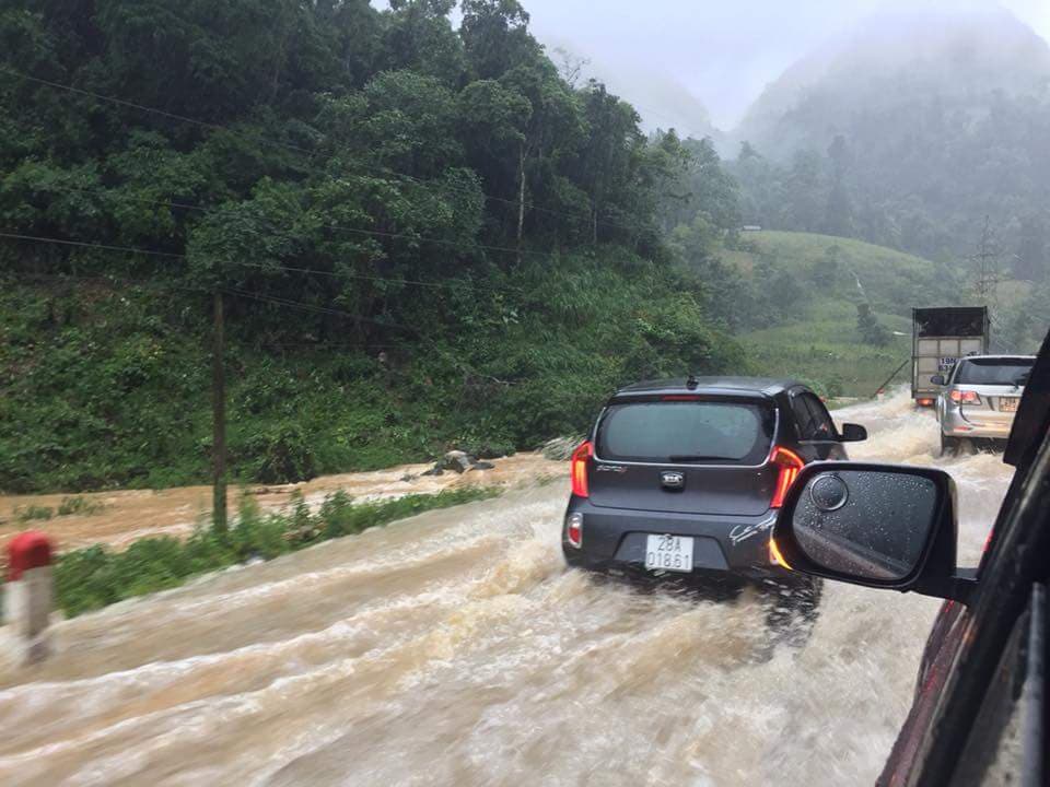 Đất đá đổ ập, vùi lấp quốc lộ 6 ở Sơn La