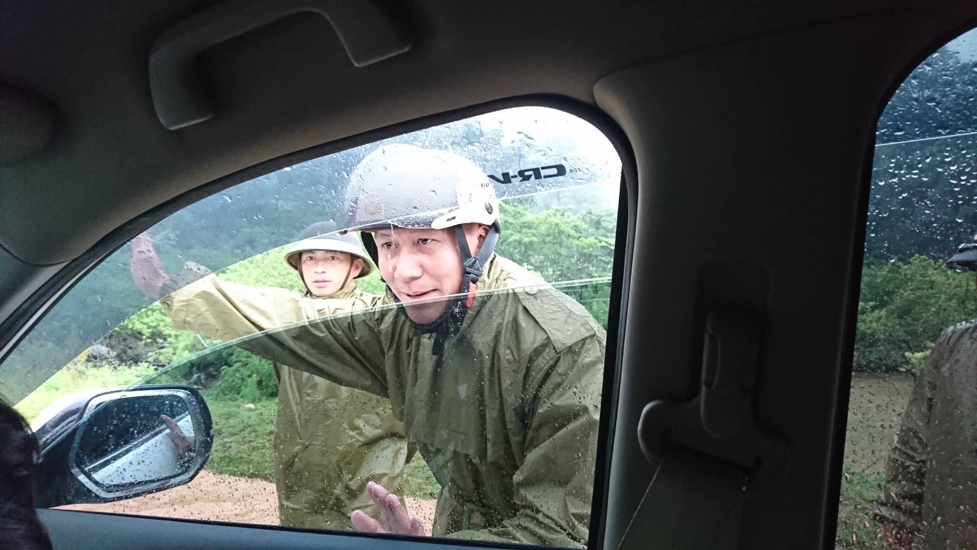 Đất đá đổ ập, vùi lấp quốc lộ 6 ở Sơn La