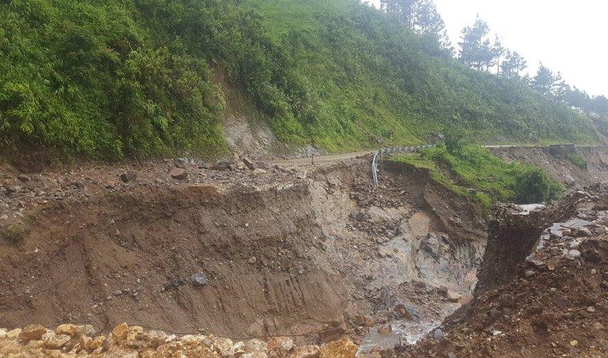Đất đá đổ ập, vùi lấp quốc lộ 6 ở Sơn La