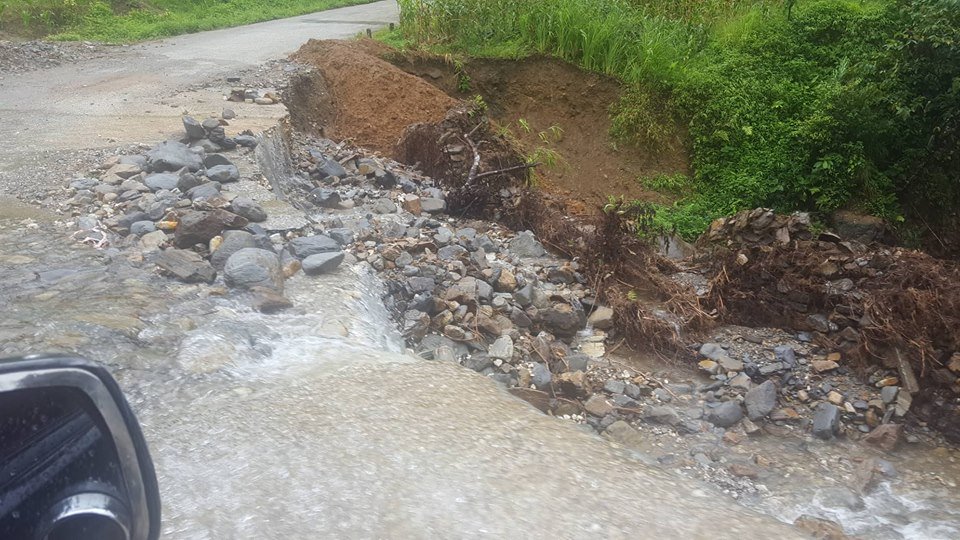 Đất đá đổ ập, vùi lấp quốc lộ 6 ở Sơn La