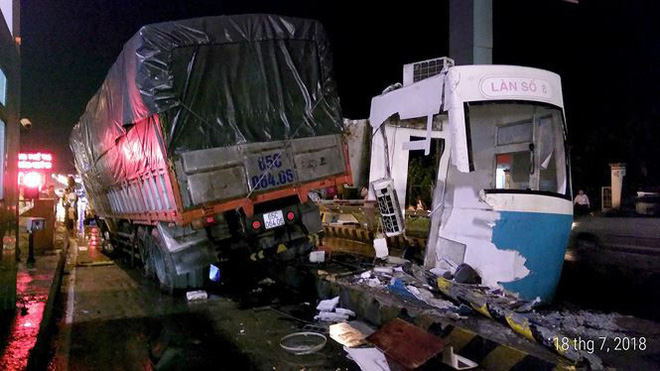 Xe tải tông sập cabin thu phí trên cao tốc rồi gây tai nạn liên hoàn
