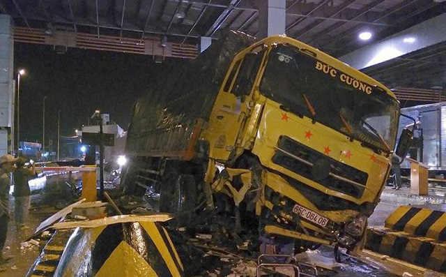 Xe tải tông sập cabin thu phí trên cao tốc rồi gây tai nạn liên hoàn