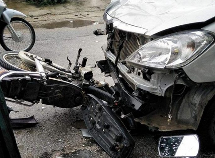 Tông trực diện vào ô tô, nam thanh niên bị hất văng chết tại chỗ