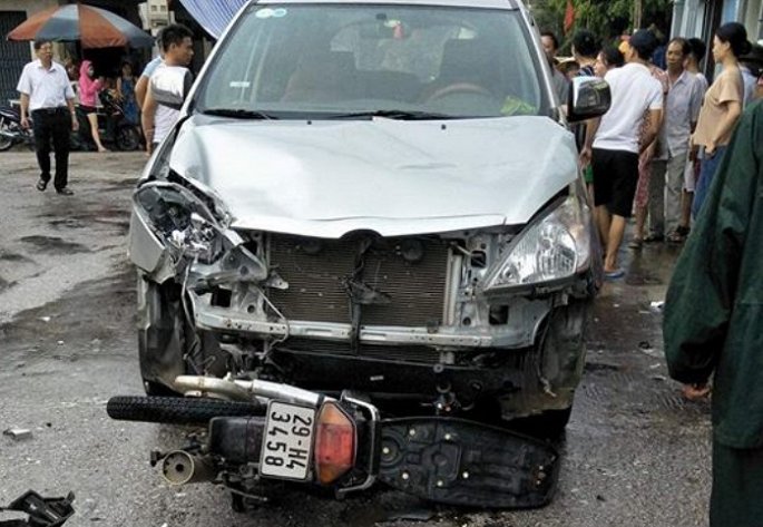 Tông trực diện vào ô tô, nam thanh niên bị hất văng chết tại chỗ