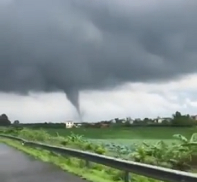 Video Hà Nội: Kinh hãi cảnh vòi rồng cao hàng chục mét xuất hiện ở cao tốc Pháp Vân - Cầu Giẽ