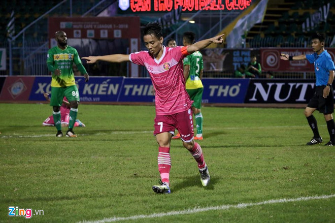 Cầu thủ bị đau bụng giúp CLB Sài Gòn thoát khỏi vị trí ‘đội sổ’