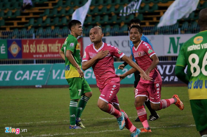 Cầu thủ bị đau bụng giúp CLB Sài Gòn thoát khỏi vị trí ‘đội sổ’