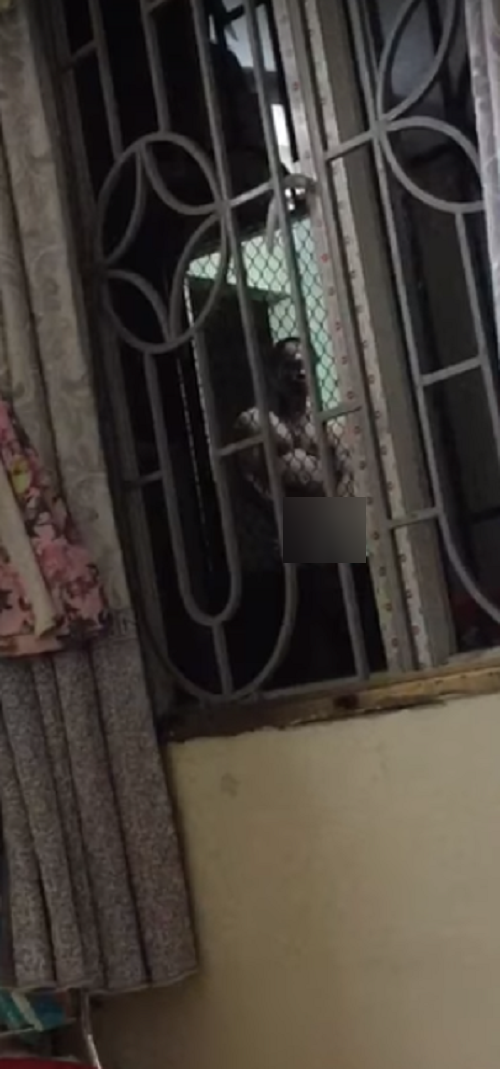 Tái mặt khi gặp hàng xóm biến thái, vừa tự sướng vừa vẫy tay khiêu khích