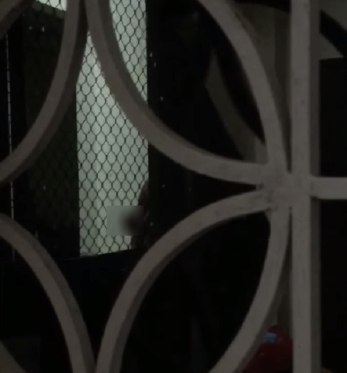 Tái mặt khi gặp hàng xóm biến thái, vừa tự sướng vừa vẫy tay khiêu khích