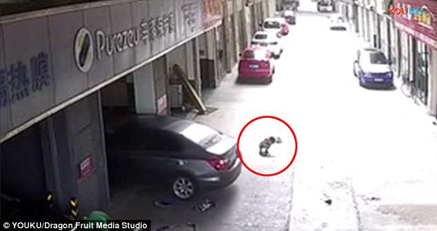 Clip: Cha vô tình lái xe cán lên người con trai đang ngồi chơi bên ngoài gara ô tô