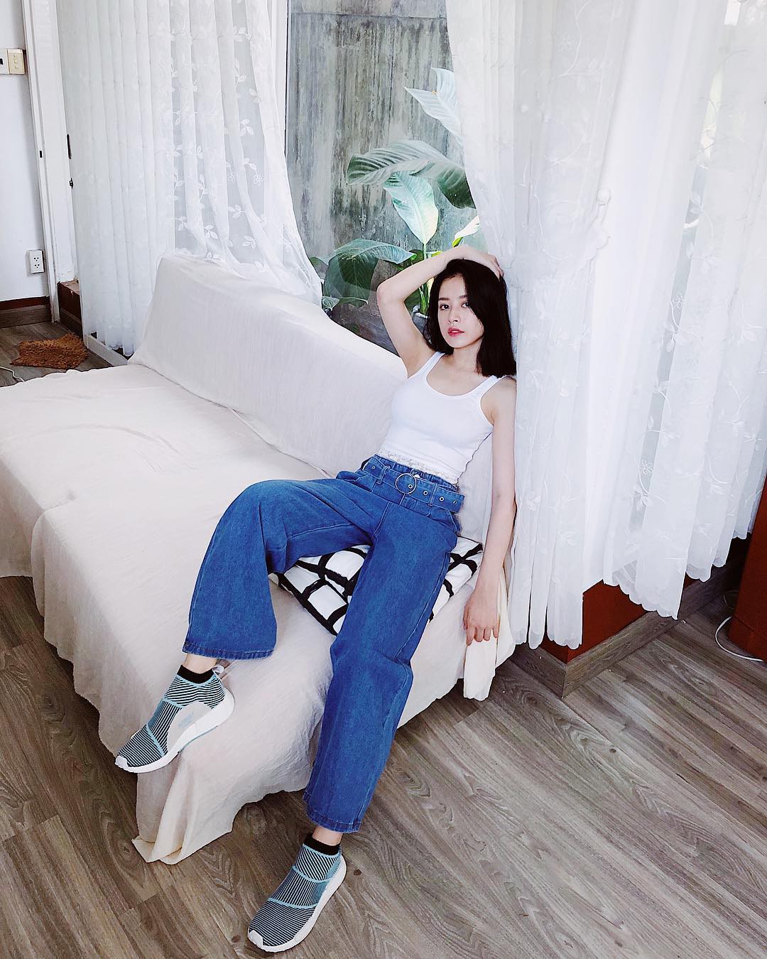 Không cao nhưng Chi Pu vẫn khiến người khác phải ngước nhìn với cách mix đồ hack dáng đỉnh của đỉnh