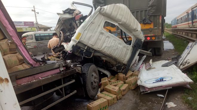 Xe container nát bét sau cú đâm đuôi xe đầu kéo dừng bên quốc lộ