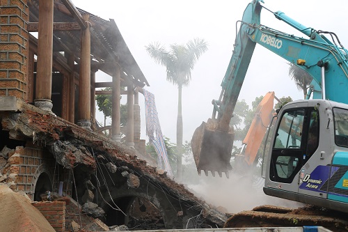 Hà Nội huy động 500 người cưỡng chế cung điện thờ thiên