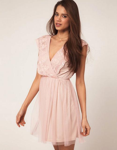 Da ngăm ngăm khổ sở không biết mặc gì, cứ chọn váy áo màu này là da bật tông ngay