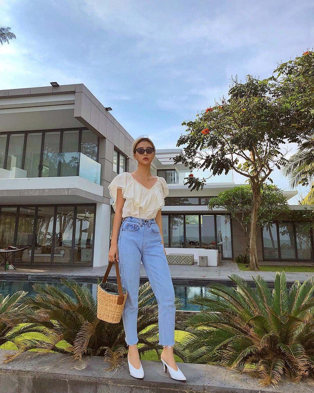 Da ngăm ngăm khổ sở không biết mặc gì, cứ chọn váy áo màu này là da bật tông ngay