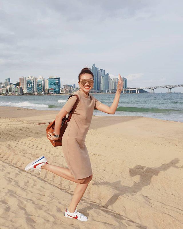 Da ngăm ngăm khổ sở không biết mặc gì, cứ chọn váy áo màu này là da bật tông ngay