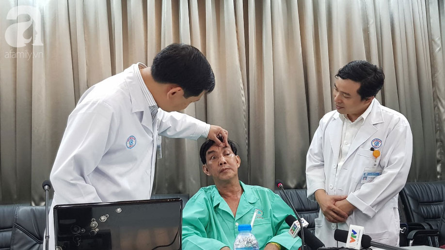 Người đàn ông An Giang bị hàng chục mảnh gỗ ghim vào hốc mắt vì ngã xe đập mặt xuống đường