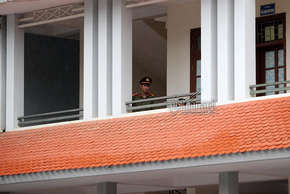 An ninh xuyên đêm canh gác trước cổng Sở Giáo dục Sơn La