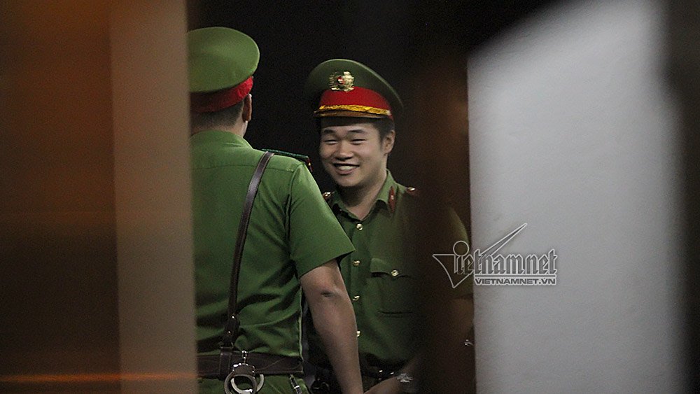 An ninh xuyên đêm canh gác trước cổng Sở Giáo dục Sơn La