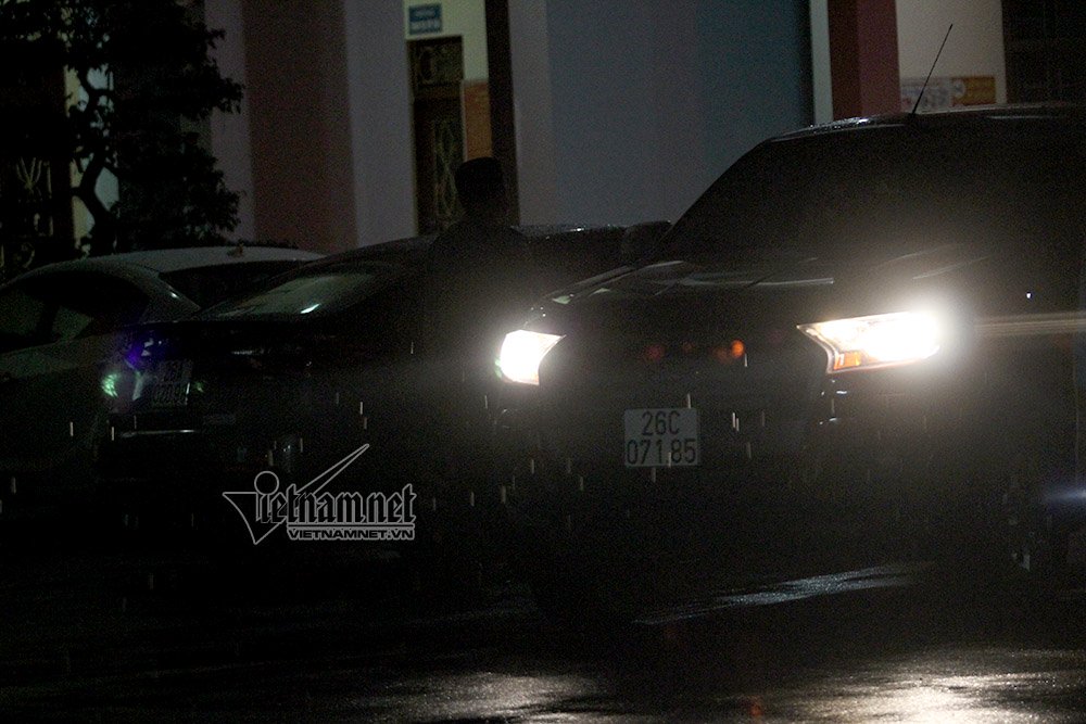 An ninh xuyên đêm canh gác trước cổng Sở Giáo dục Sơn La