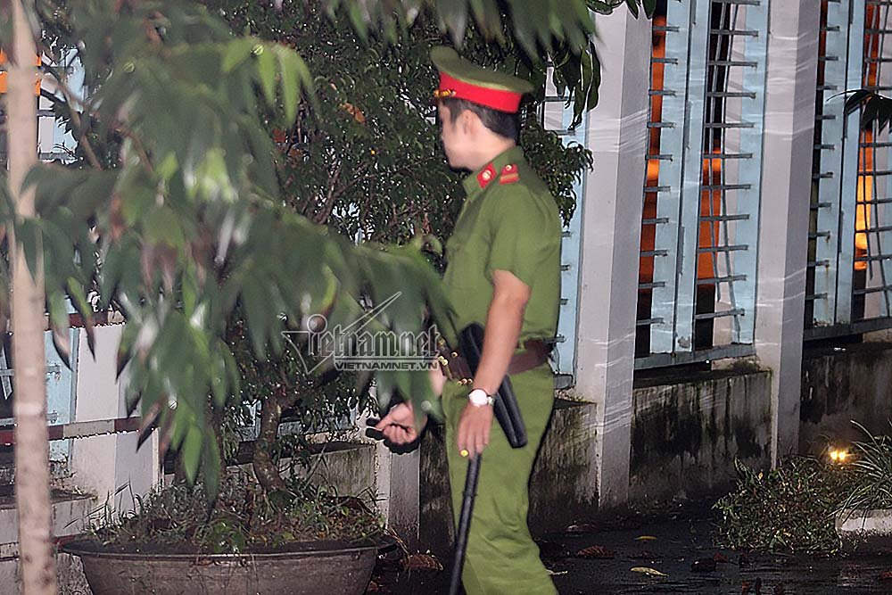 An ninh xuyên đêm canh gác trước cổng Sở Giáo dục Sơn La