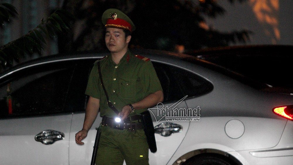 An ninh xuyên đêm canh gác trước cổng Sở Giáo dục Sơn La