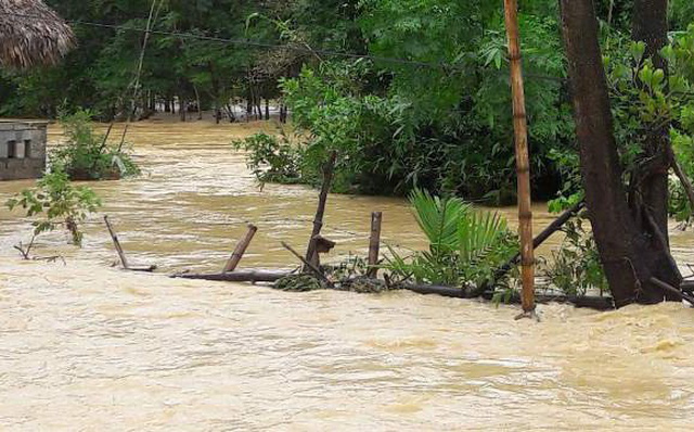 Lũ quét kinh hoàng trong đêm khiến 4 người trong gia đình chết và mất tích