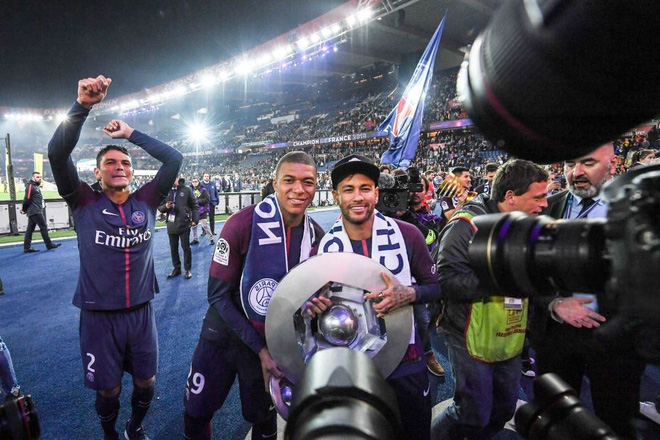 Một năm sau ngày hỉ hả ra đi, Neymar giờ cuống quýt trong tuyệt vọng