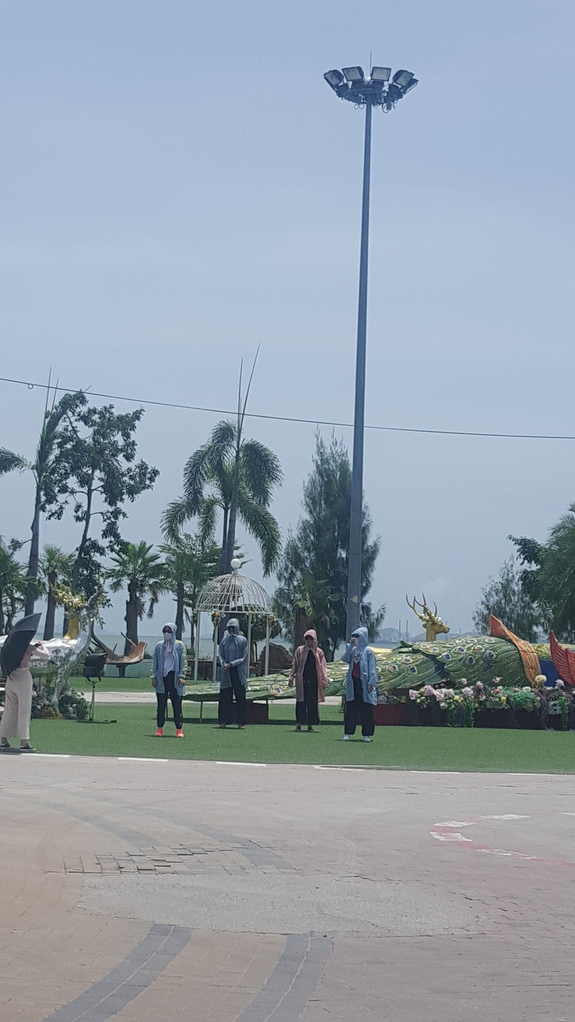 Nhóm chị em đi du lịch vẫn mặc như ninja để chụp hình, vừa có ảnh lưu niệm lại giữ gìn được làn da