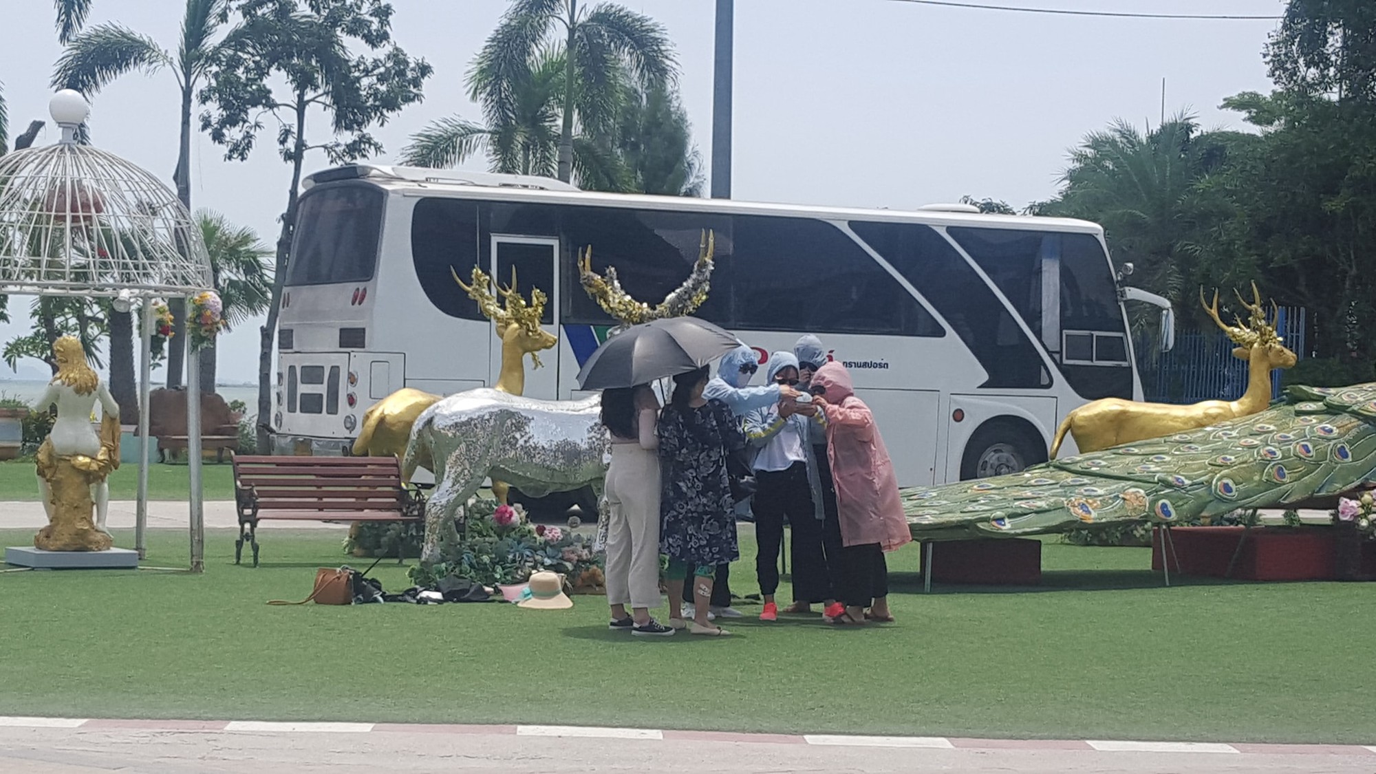 Nhóm chị em đi du lịch vẫn mặc như ninja để chụp hình, vừa có ảnh lưu niệm lại giữ gìn được làn da