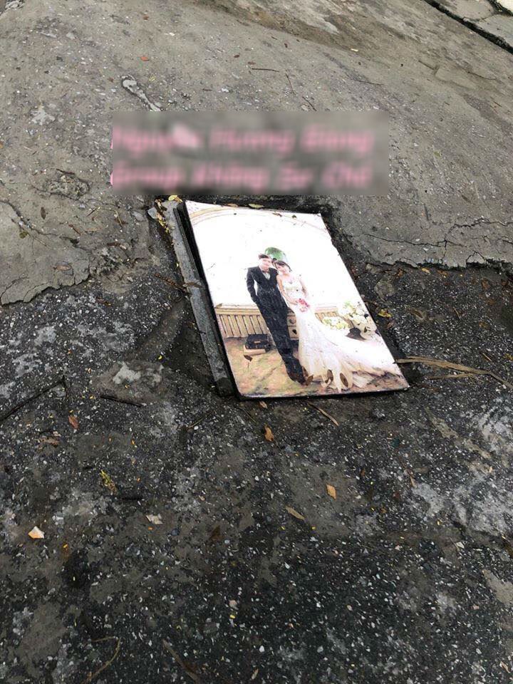 Bức ảnh cưới bị đem làm nắp cống trong ngày mưa bão, nhìn vào người cười, kẻ xót xa