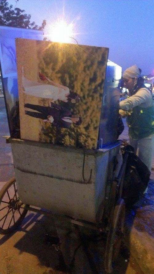 Bức ảnh cưới bị đem làm nắp cống trong ngày mưa bão, nhìn vào người cười, kẻ xót xa