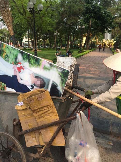 Bức ảnh cưới bị đem làm nắp cống trong ngày mưa bão, nhìn vào người cười, kẻ xót xa