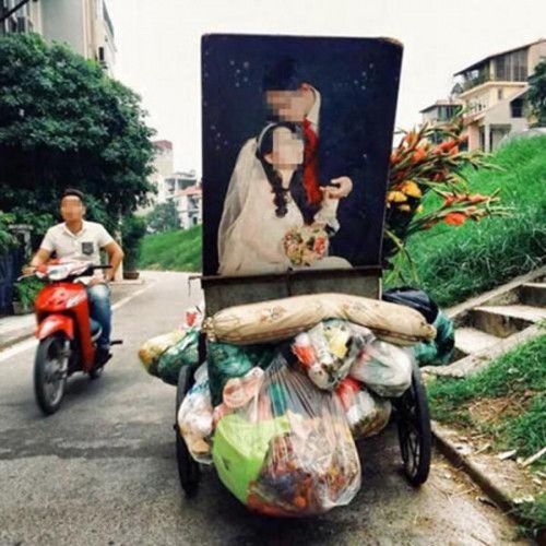 Bức ảnh cưới bị đem làm nắp cống trong ngày mưa bão, nhìn vào người cười, kẻ xót xa