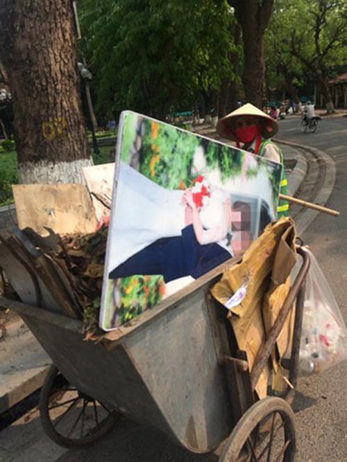 Bức ảnh cưới bị đem làm nắp cống trong ngày mưa bão, nhìn vào người cười, kẻ xót xa