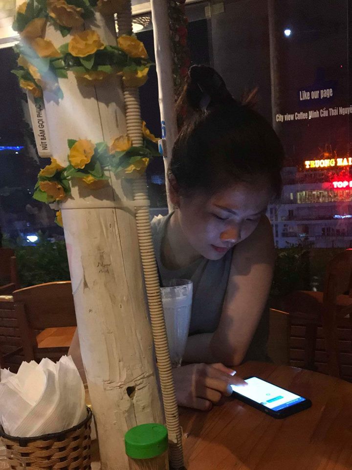 Vô tình xem điện thoại của người yêu, cô gái xinh đẹp ngã ngửa khi biết mình bị cắm 5 cái sừng