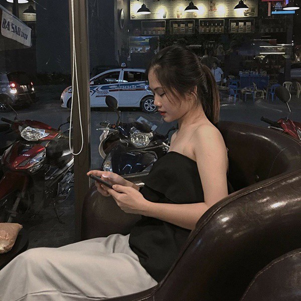 Vô tình xem điện thoại của người yêu, cô gái xinh đẹp ngã ngửa khi biết mình bị cắm 5 cái sừng