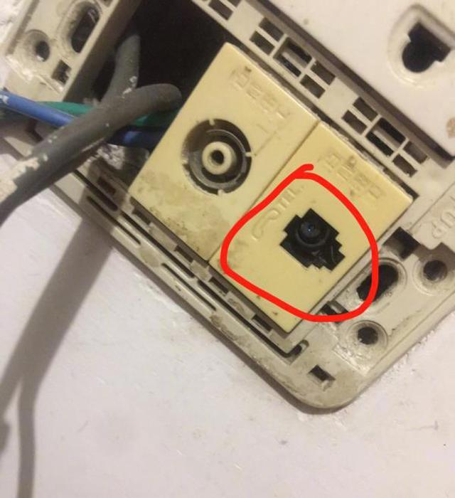 Kiểm tra ổ điện phòng trọ, cô gái phát hiện điều kinh hoàng ông chủ nhà trọ đã làm