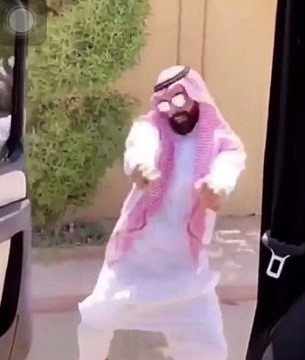 Giới trẻ thế giới lại gây tranh cãi với điệu nhảy lao ra khỏi xe