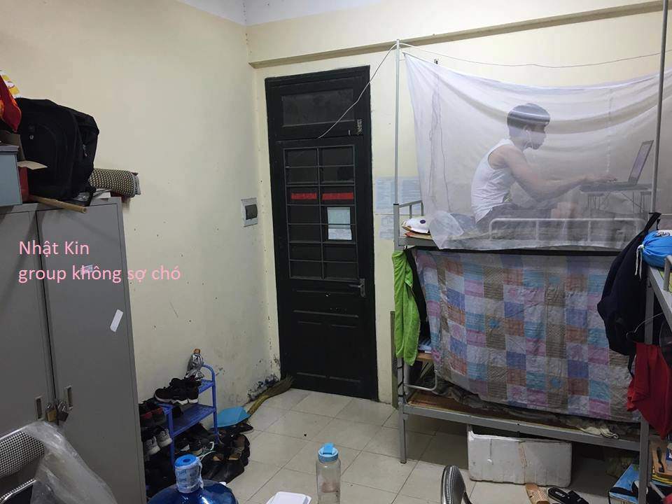 Chàng trai để bạn gái qua đêm ở kí túc xá nam khiến cả phòng 10 người mất ngủ