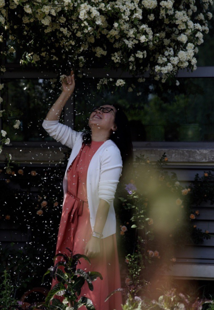 Ngôi nhà tràn ngập sắc hoa hồng ở thị trấn nhỏ của cô gái dành cả thanh xuân chỉ để trồng hoa làm đẹp nhà