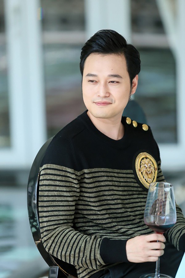 Gia thế thực sự của ca sĩ mang tiếng con trai nhà giàu và tin đồn yêu đồng tính