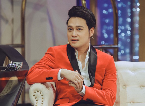 Gia thế thực sự của ca sĩ mang tiếng con trai nhà giàu và tin đồn yêu đồng tính