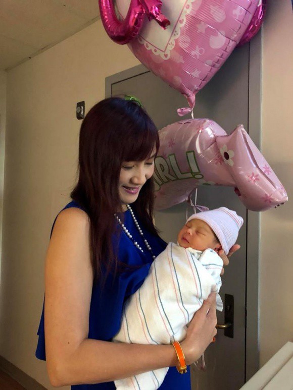 Những hình ảnh đầu tiên cực kỳ đáng yêu của con gái Thanh Thảo và chồng Việt kiều