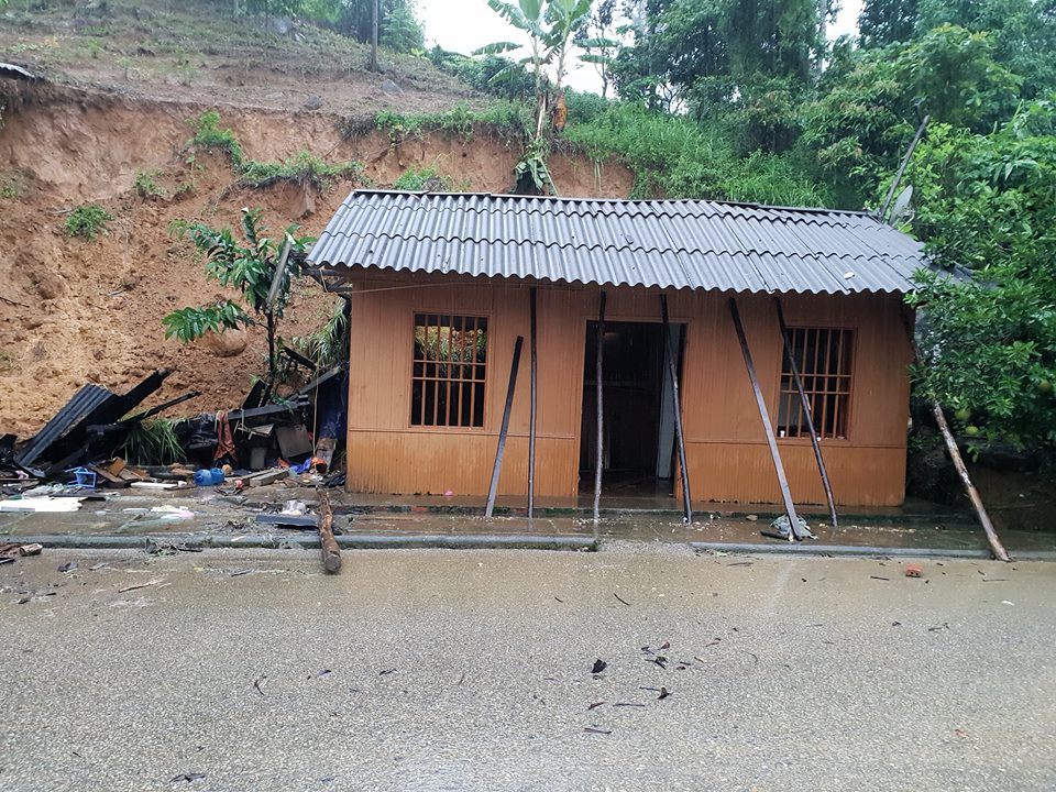 Quốc lộ 32 qua Yên Bái bị tê liệt do sạt lở