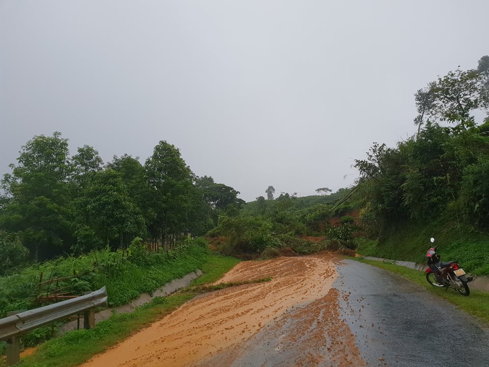 Quốc lộ 32 qua Yên Bái bị tê liệt do sạt lở